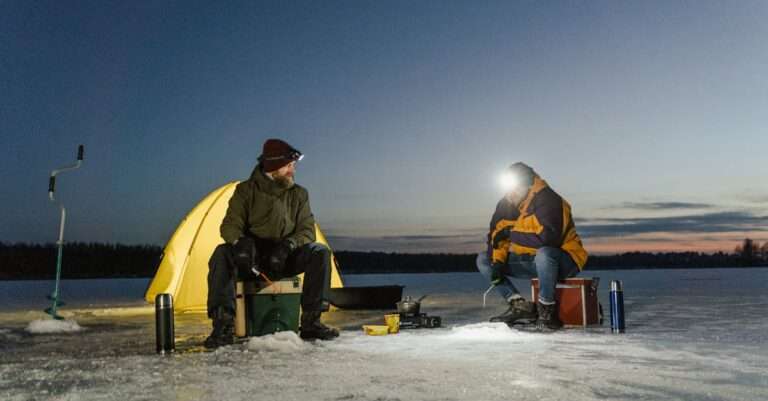 découvrez l'univers fascinant de la pêche : techniques, astuces, équipements et meilleures destinations pour vivre une expérience inoubliable au bord de l'eau.
