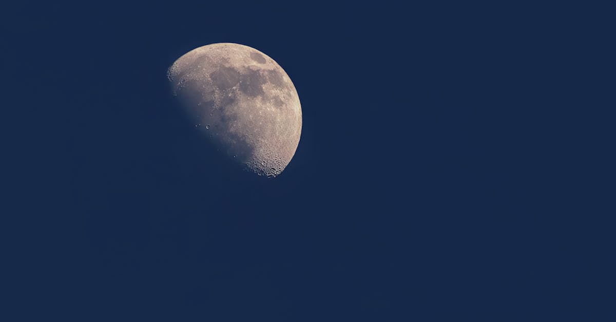 découvrez les cycles lunaires, leur impact sur la nature et les rituels associés. explorez comment les phases de la lune influencent notre quotidien, de la pleine lune aux nouvelles lunes, et apprenez à harmoniser votre vie avec ces rythmes célestes.