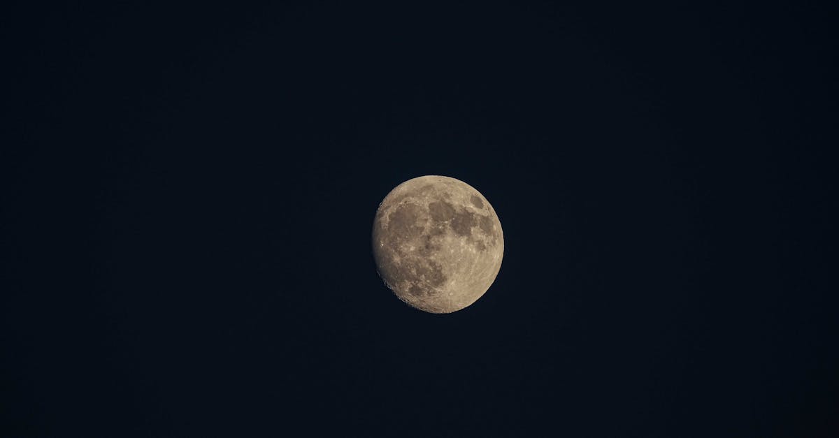 découvrez les cycles lunaires et leur influence fascinante sur notre planète. apprenez à les observer, comprendre leurs phases et exploiter leur pouvoir dans votre vie quotidienne.