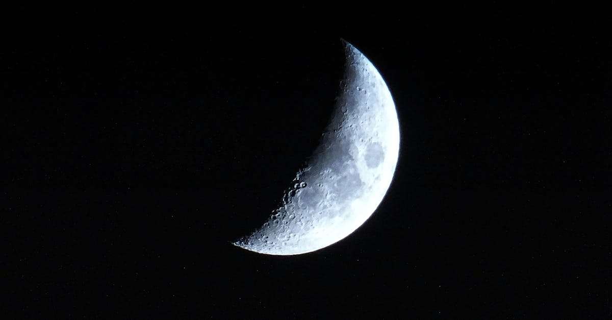 découvrez les cycles lunaires et leur impact sur la nature, la marée et même l'humeur humaine. explorez comment la lune influence nos vies à travers ses phases, de la nouvelle lune à la pleine lune.